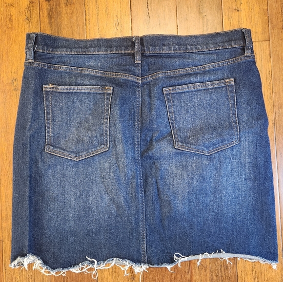 Loft Women's Size 14 Dark Wash Denim Skirt. Distressed edge. - Picture 5 of 6